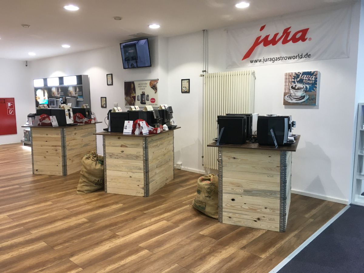 Über 20 Kaffeevollautomaten in unserer Ausstellung, die meisten davon vorführbereit angeschlossen.